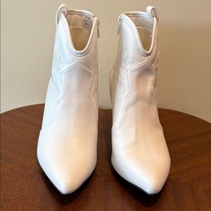 C. Est.1946  cowboy cowgirl bridal boots  Man-made  white / white embroidery Sz9